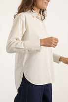 Chemise Victoria en coton blanc cassé portée avec Jean Cleo, détail | Mardi Editions