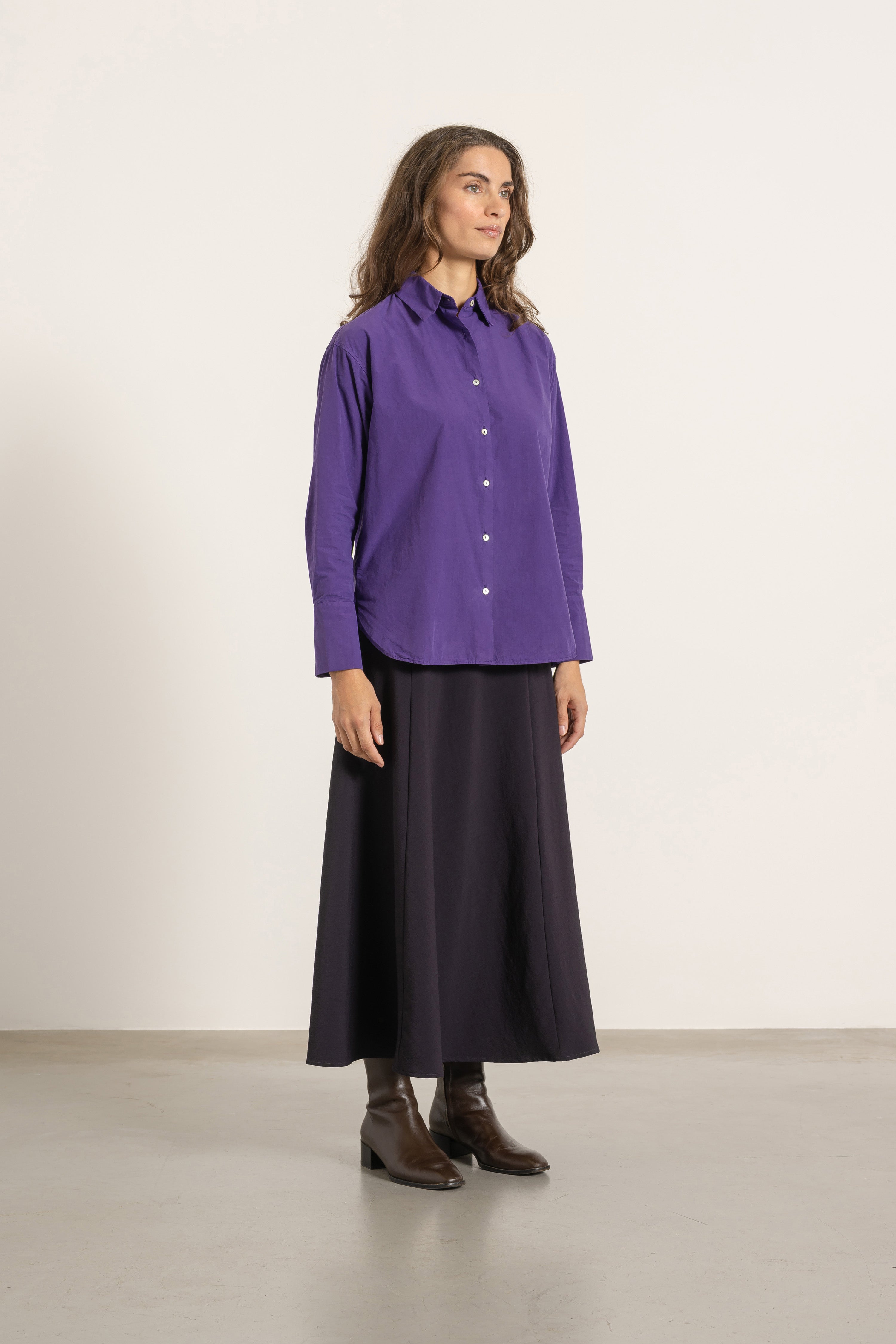 Chemise Victoria en coton violet portée avec Jupe Gala en laine cassis | Mardi Editions