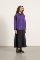 Chemise Victoria en coton violet portée avec Jupe Gala en laine cassis | Mardi Editions