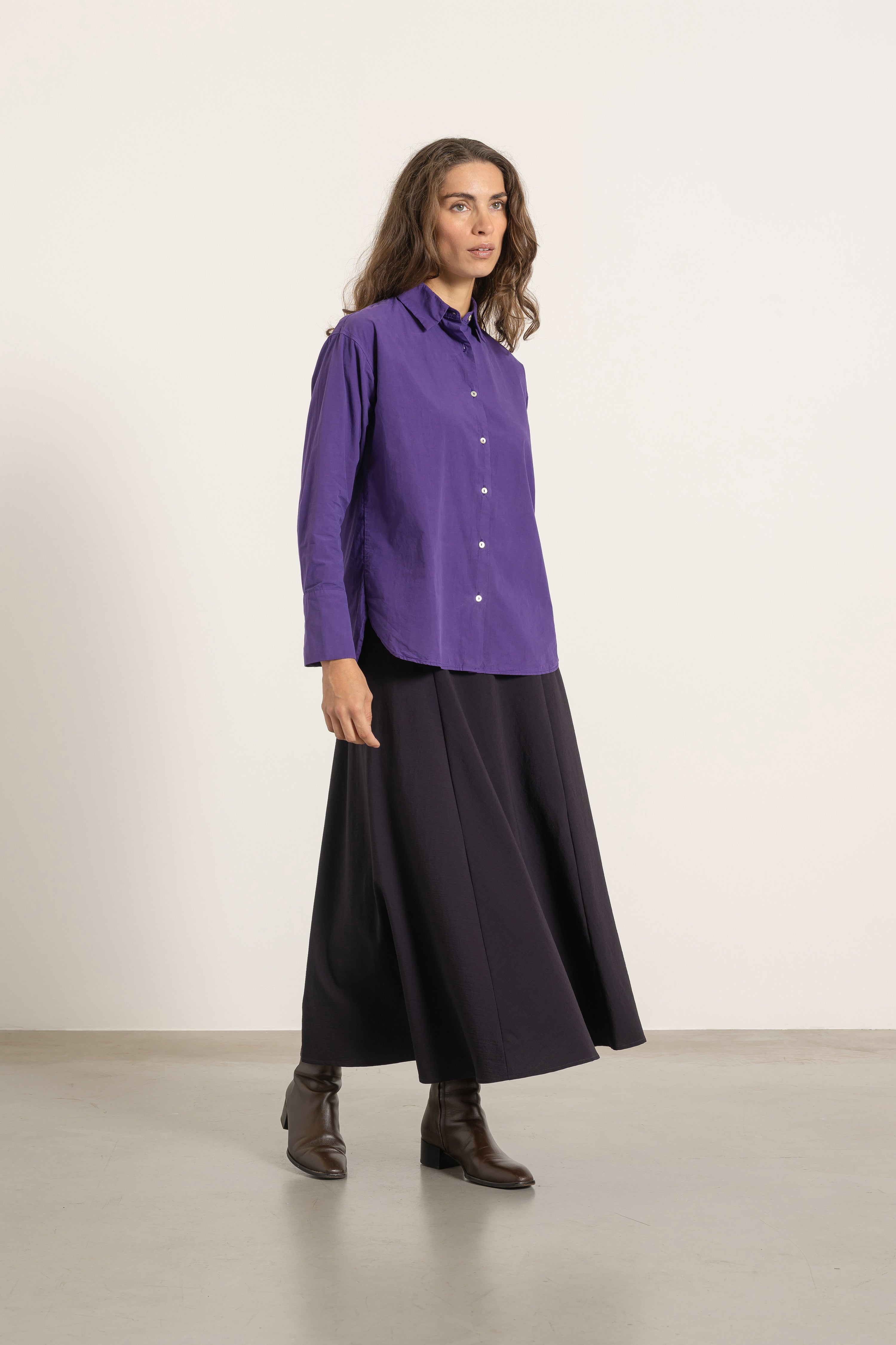 Chemise Victoria en coton violet portée avec Jupe Gala en laine cassis | Mardi Editions