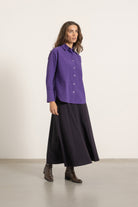 Chemise Victoria en coton violet portée avec Jupe Gala en laine cassis | Mardi Editions