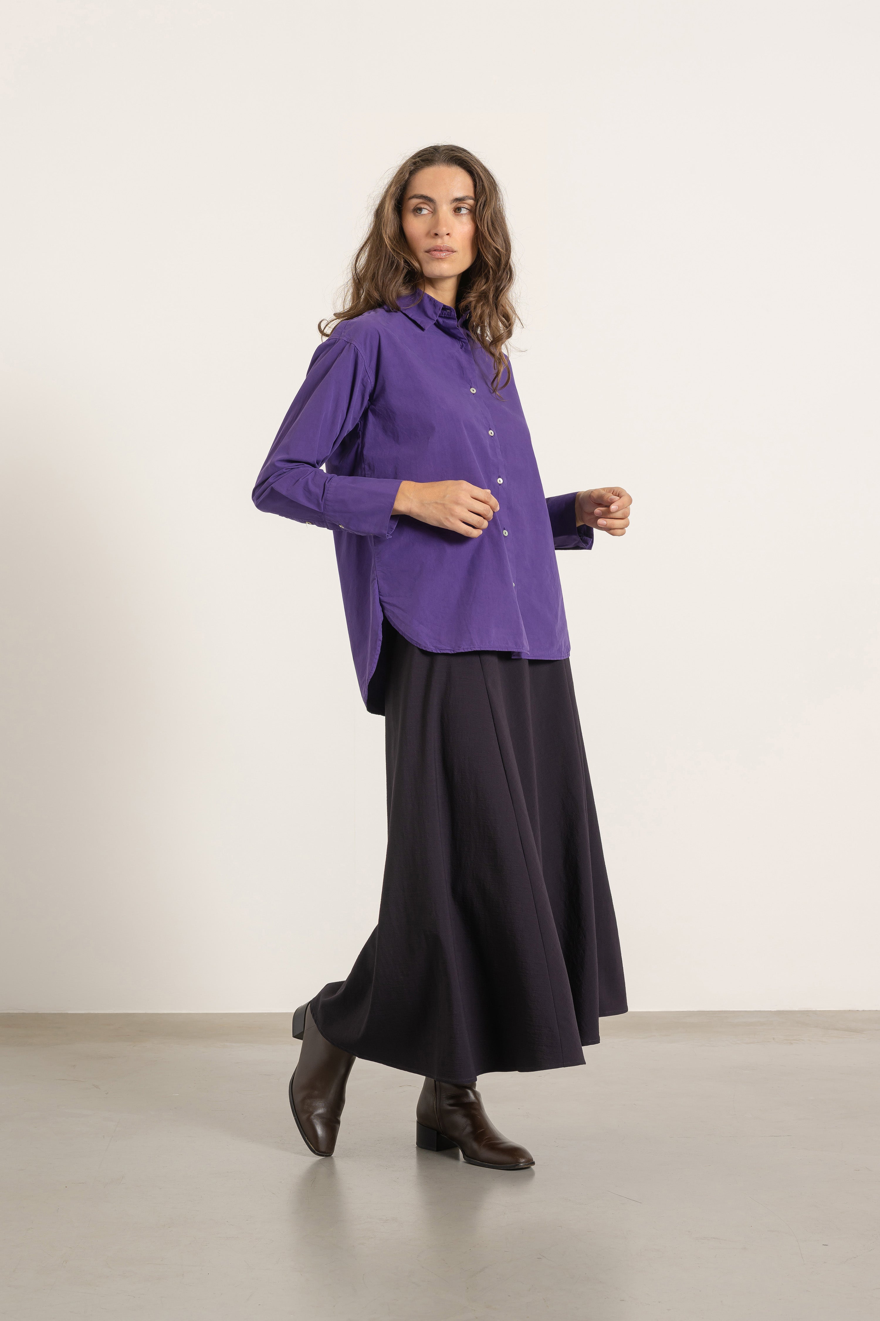 Chemise Victoria en coton violet portée avec Jupe Gala en laine cassis | Mardi Editions