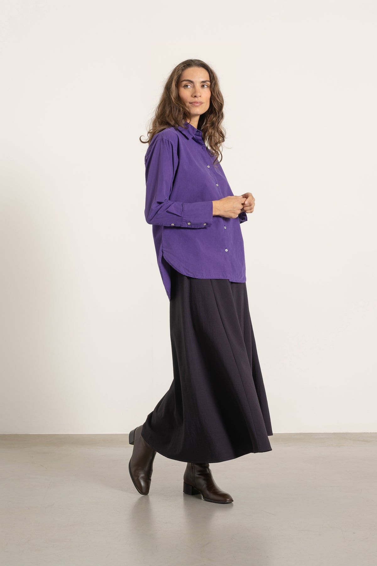 Chemise Victoria en coton violet portée avec Jupe Gala en laine cassis | Mardi Editions