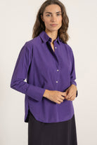 Chemise Victoria en coton violet portée avec Jupe Gala en laine cassis | Mardi Editions