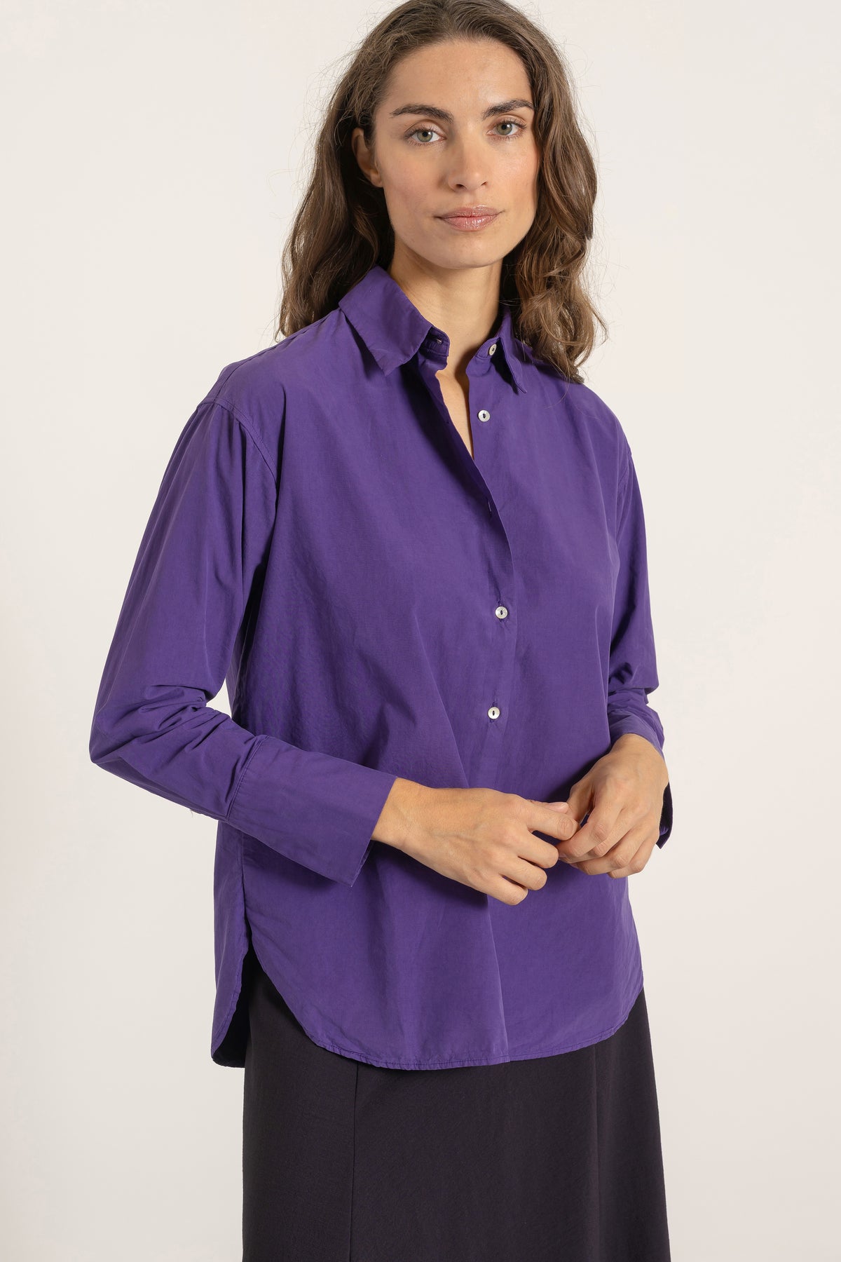 Chemise Victoria en coton violet portée avec Jupe Gala en laine cassis | Mardi Editions