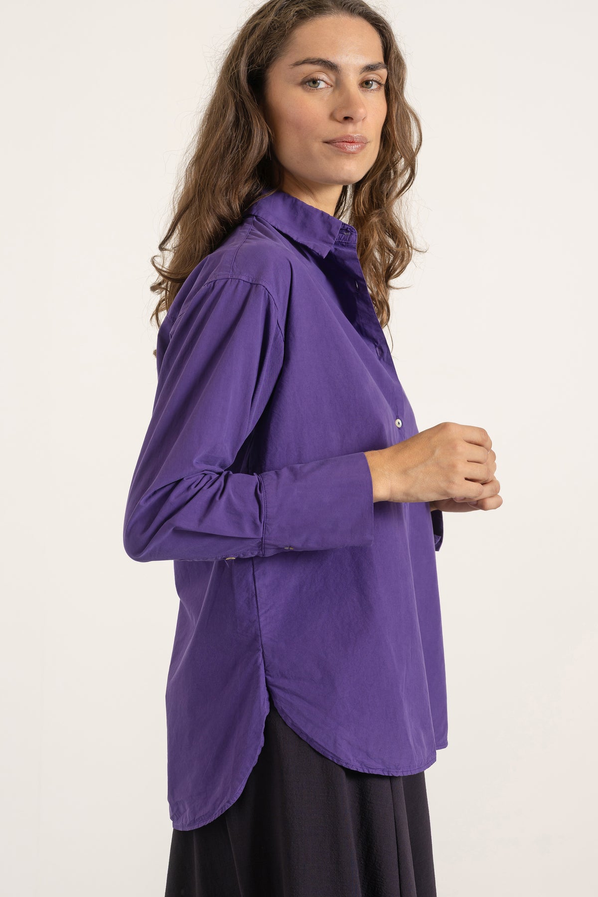 Chemise Victoria en coton violet portée avec Jupe Gala en laine cassis | Mardi Editions
