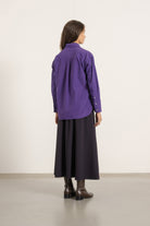 Chemise Victoria en coton violet portée avec Jupe Gala en laine cassis, vue de dos | Mardi Editions