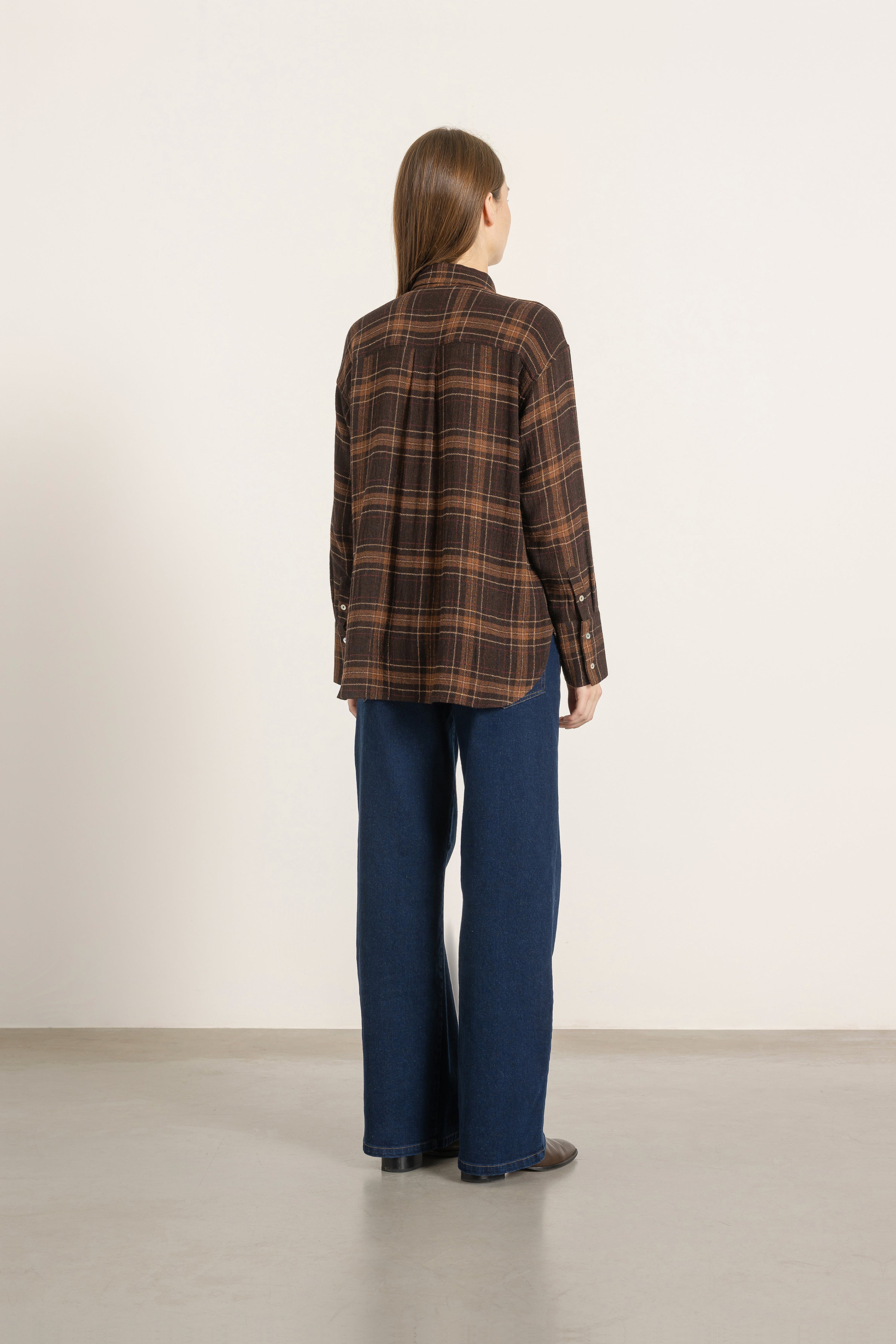 Chemise Victoria en viscose et laine tartan marron, vue de dos | Mardi Editions