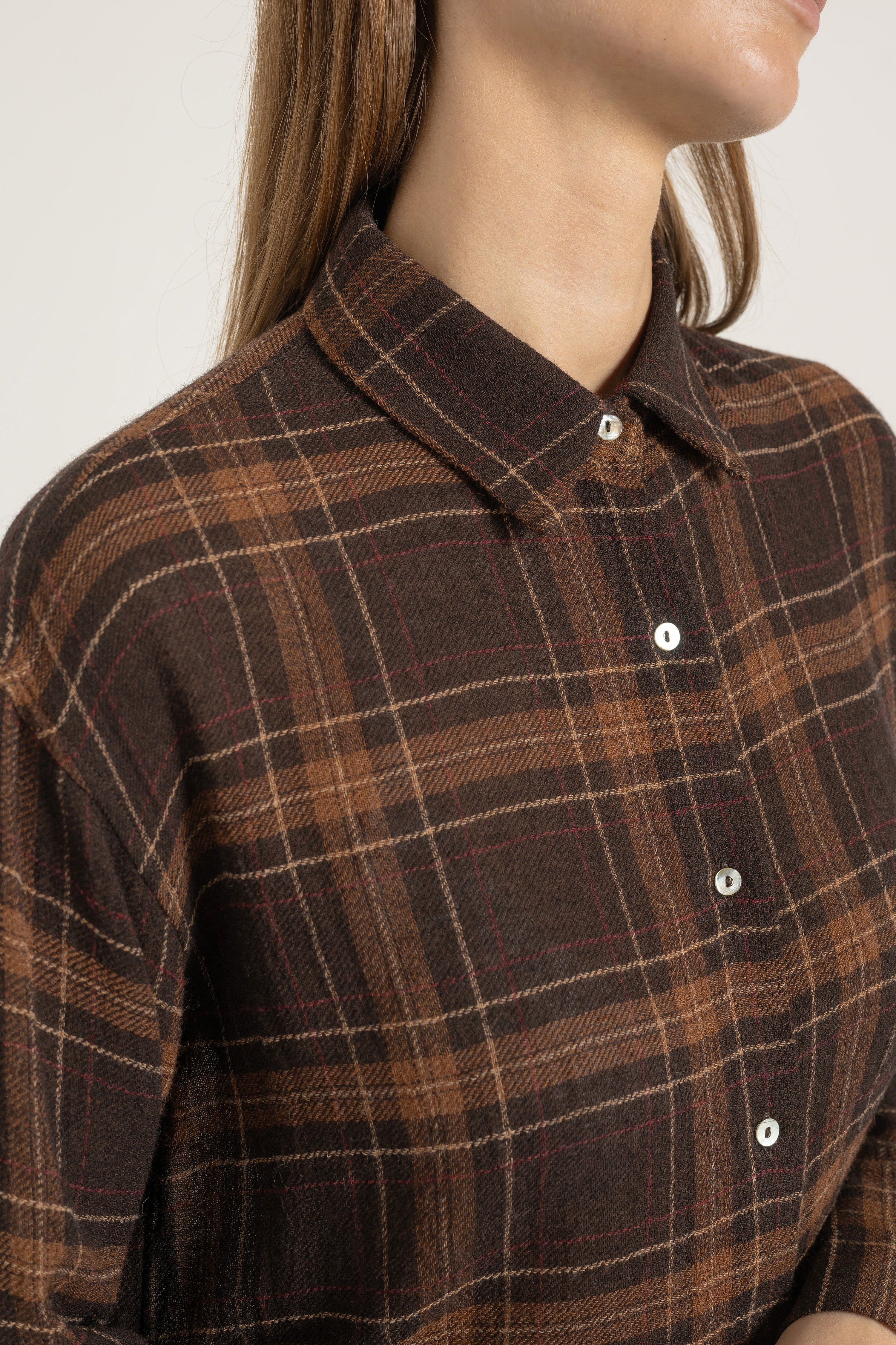 Chemise Victoria en viscose et laine tartan marron, détail | Mardi Editions