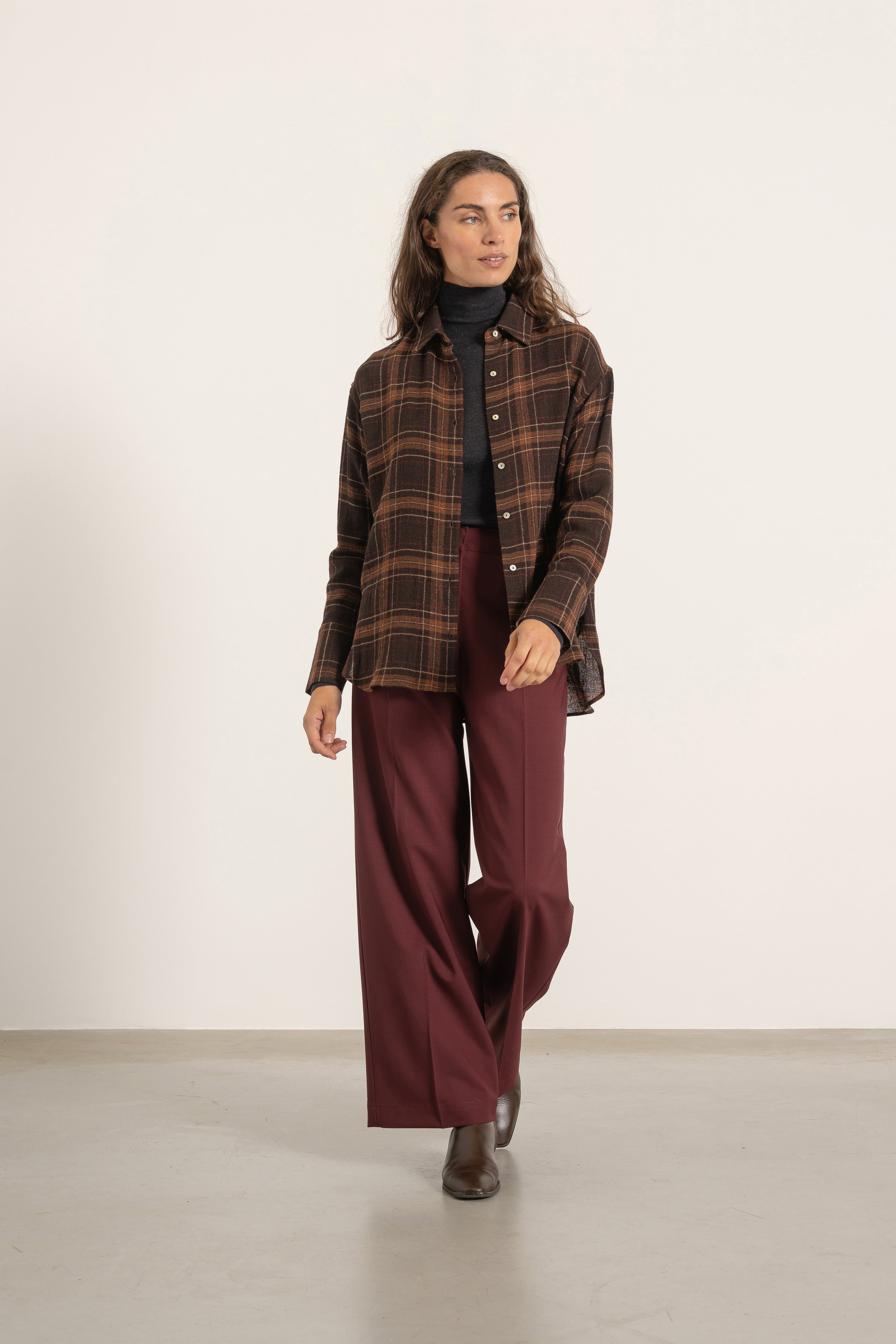 Chemise Victoria en viscose et laine tartan marron portée avec Pantalon Louise en laine bordeaux | Mardi Editions