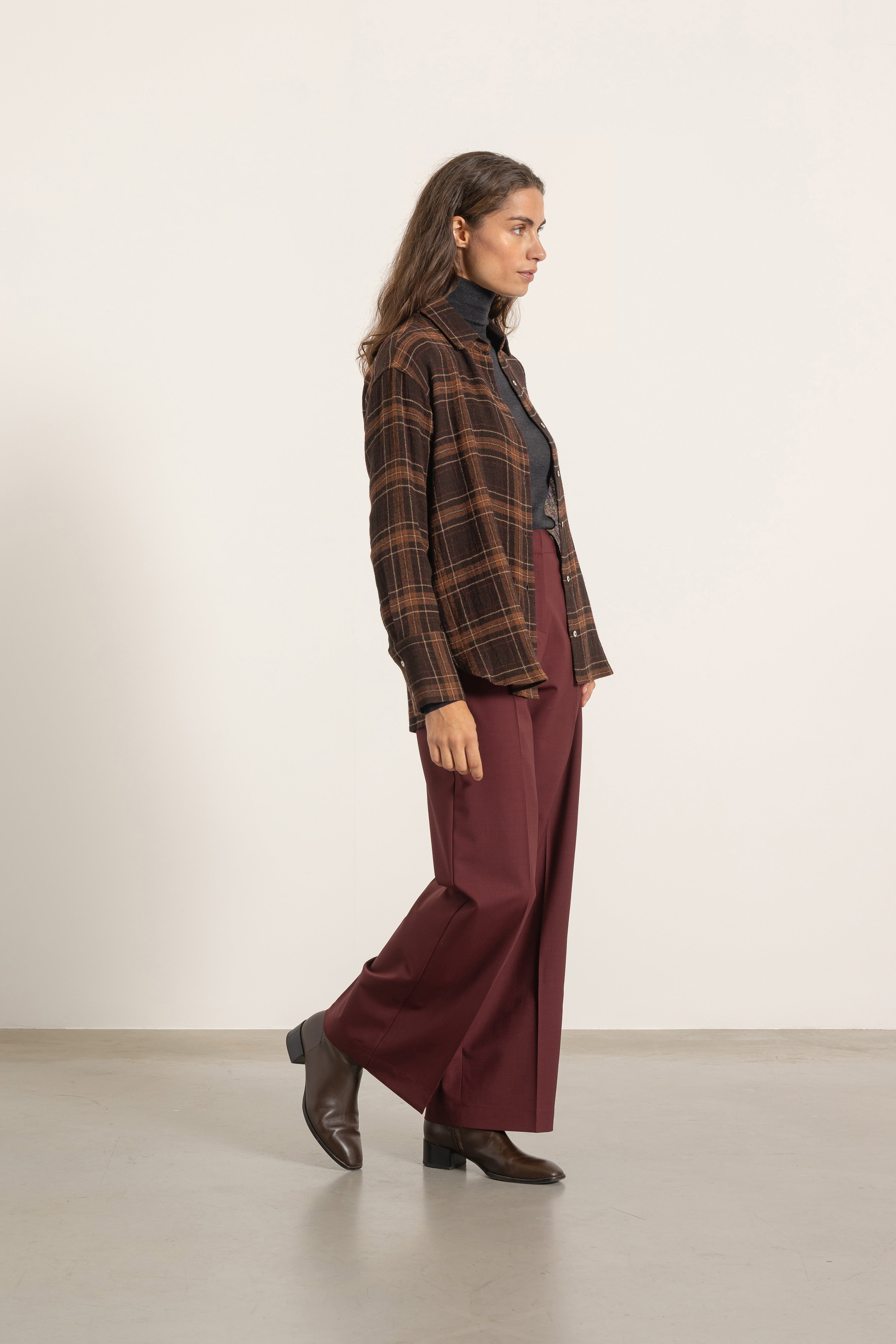 Chemise Victoria en viscose et laine tartan marron portée avec Pantalon Louise en laine bordeaux | Mardi Editions