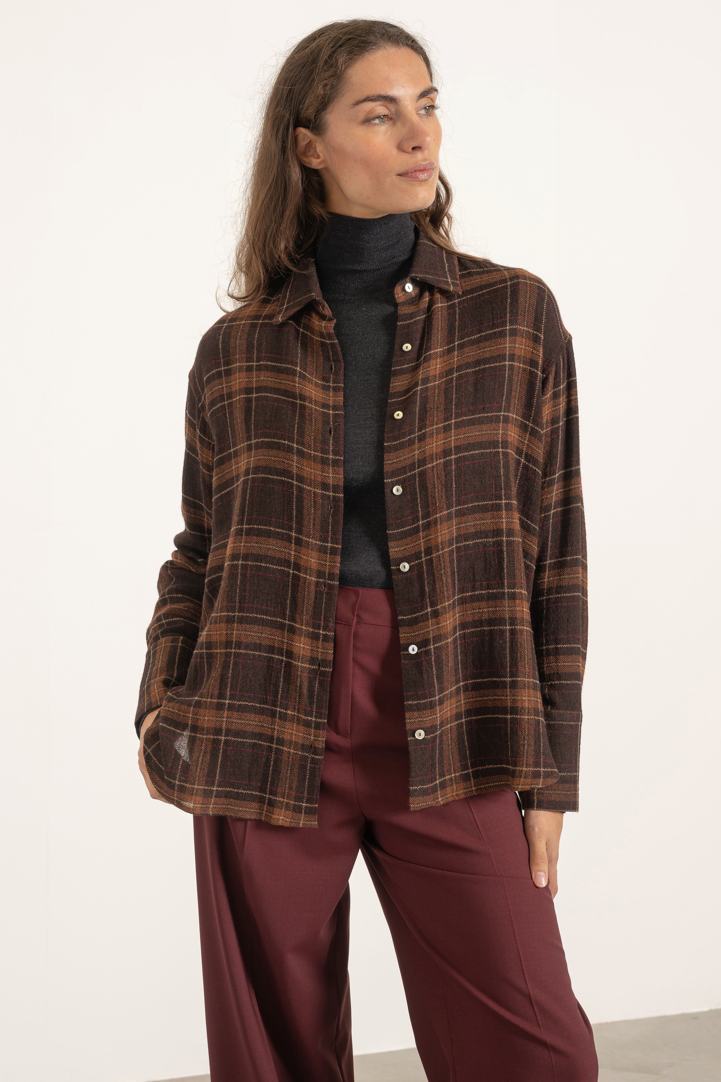 Chemise Victoria en viscose et laine tartan marron portée avec Pantalon Louise en laine bordeaux | Mardi Editions